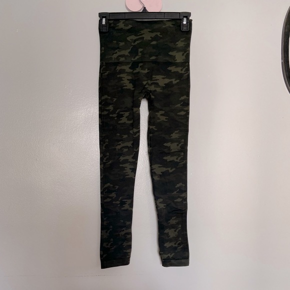 SPANX CAMO LOOK AT ME NOW SEAMLESS LEGGINGS - Picture 4 of 13
